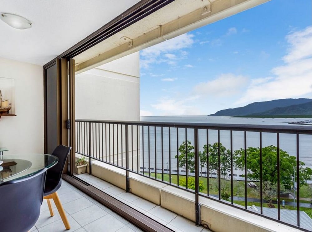 Cairns Aquarius 5/72