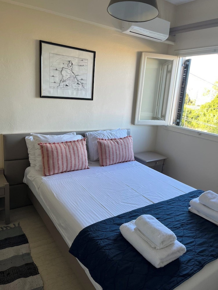 Cozy, King Bed, Garden and Pool View, Small