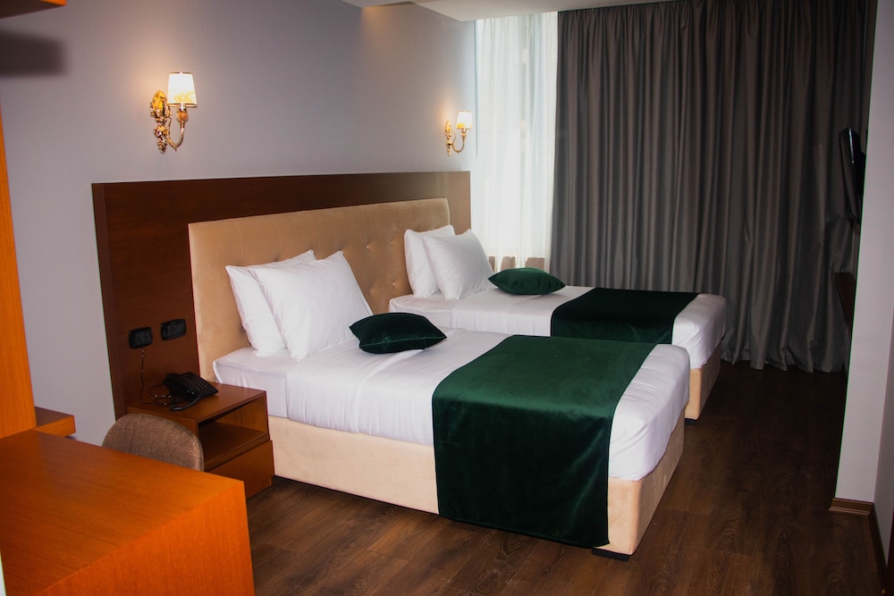 Albanopolis Hotel 15/60