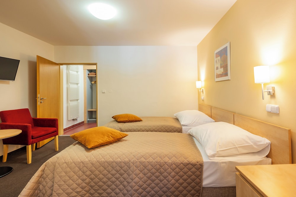 Hotel Chvalska Tvrz 23/68