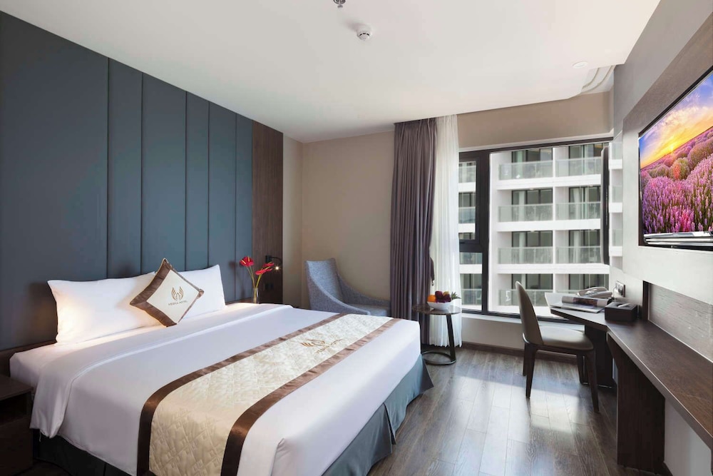 Deluxe, Queen Bed, Partial Sea View