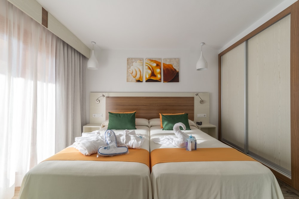 SELECT, SUITE, POOL VIEW, TERRACE, LOUNGE ACCESS