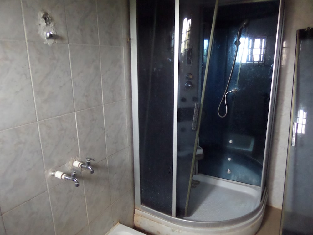 SUITE, QUEEN BED