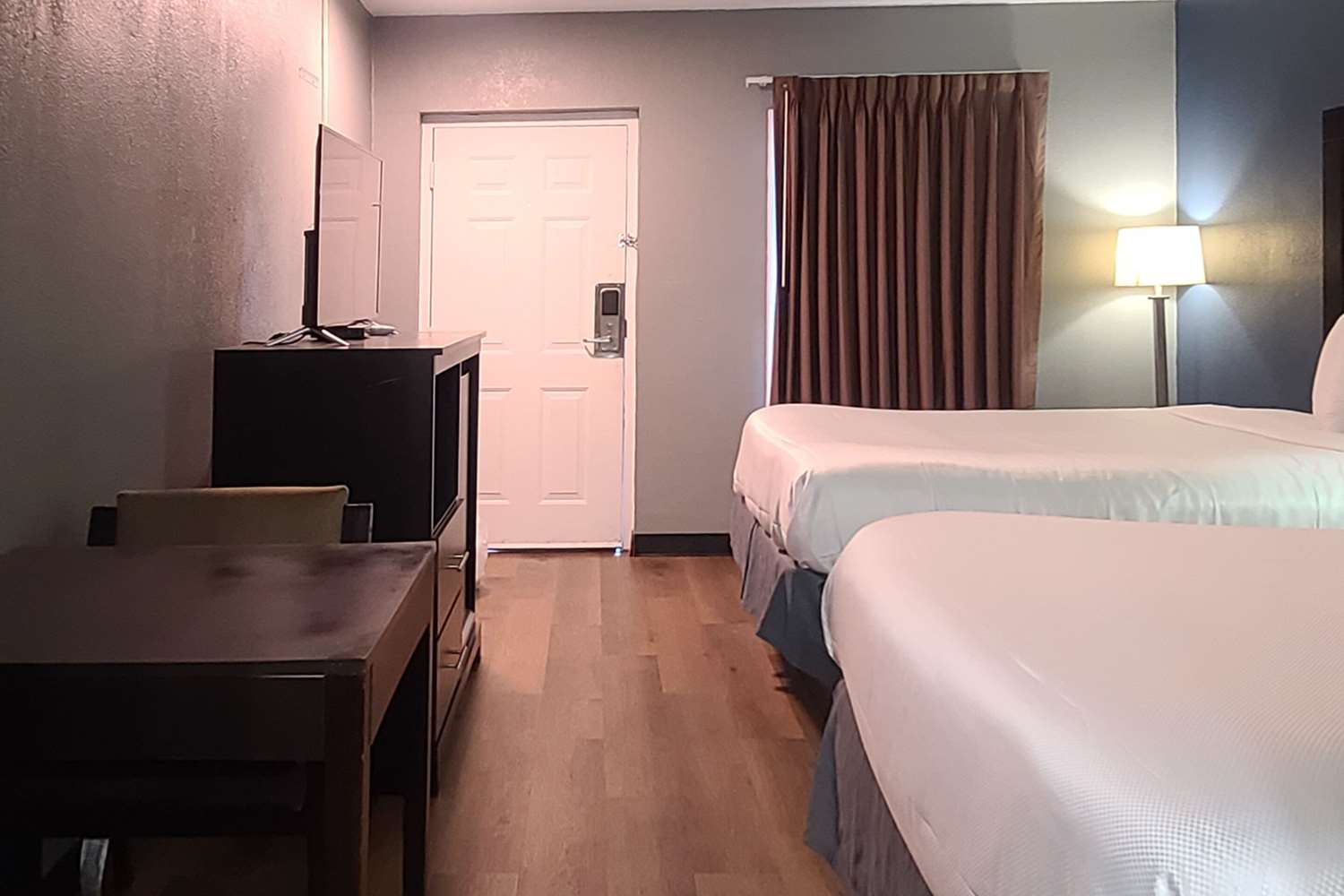 Econo Lodge Forest City 4/7
