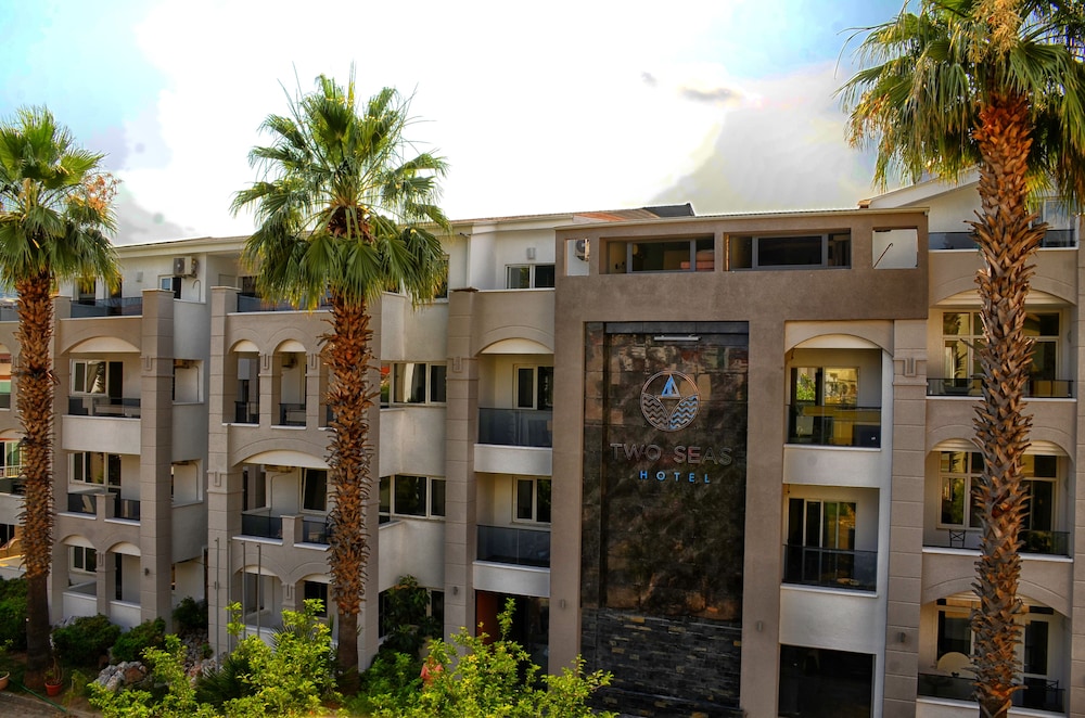 Two Seas Hotel 4/50