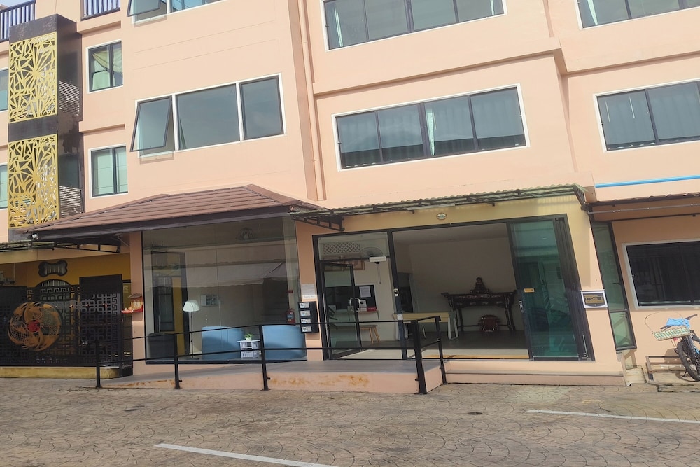The Little Nest Hotel 1/49