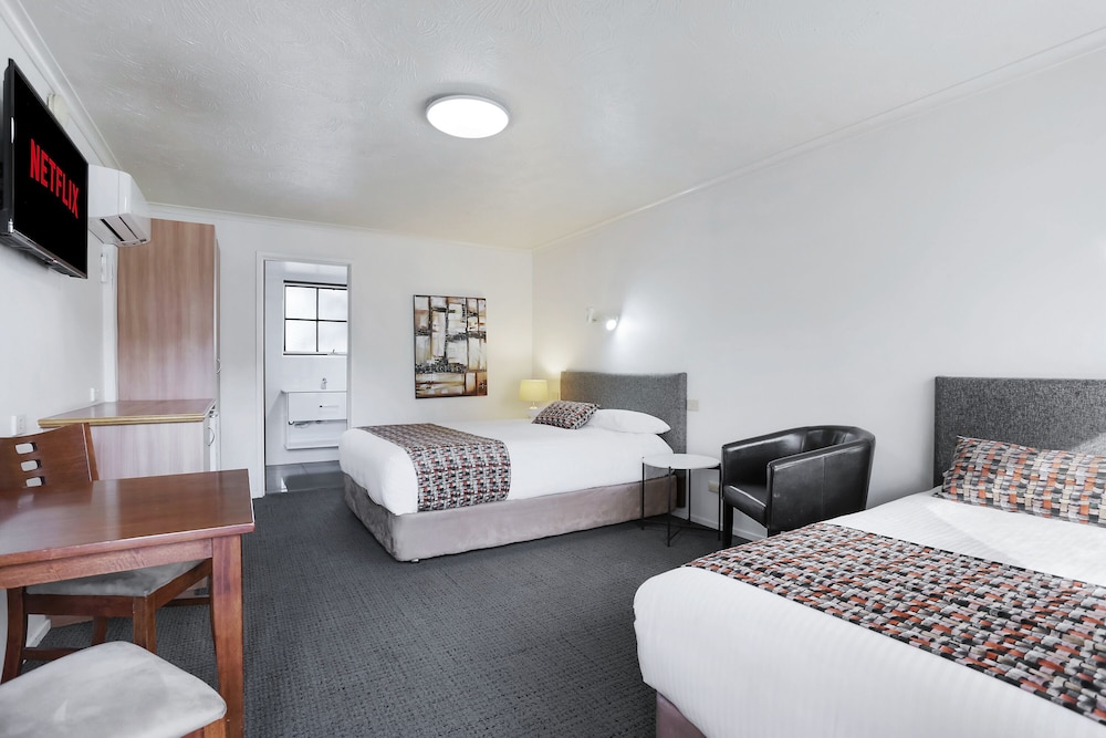 Tudor Motor Inn 30/33