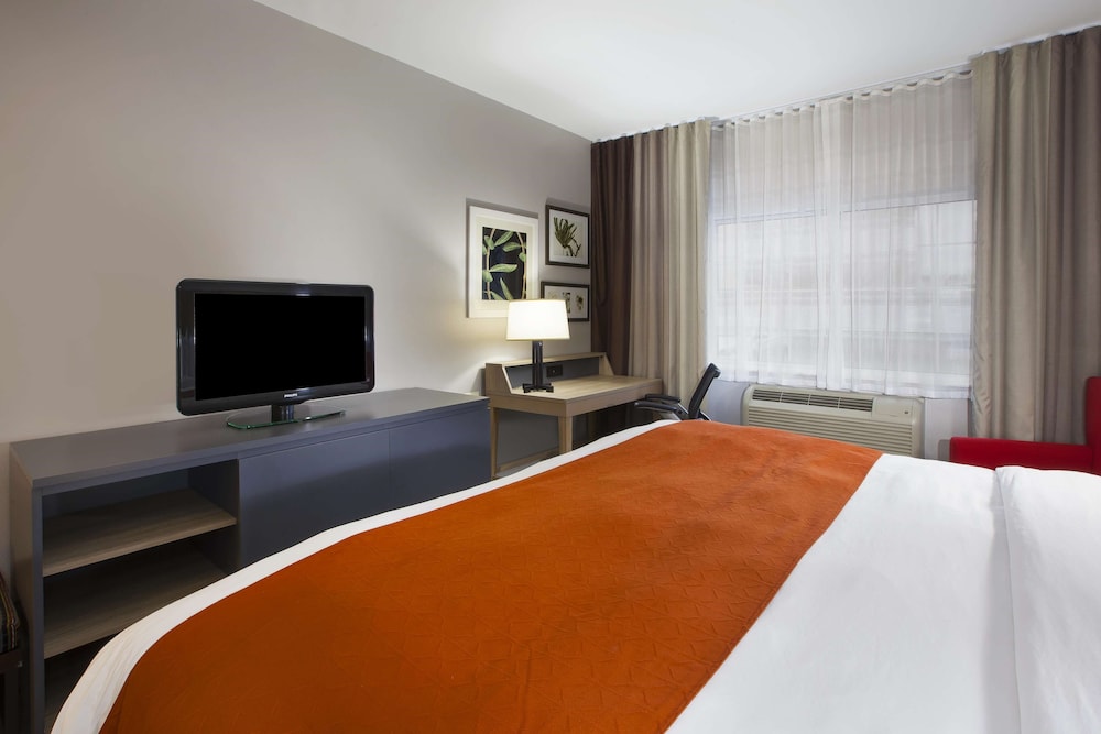 Country Inn and Suites By Radisson Big Rapids MI 13/30