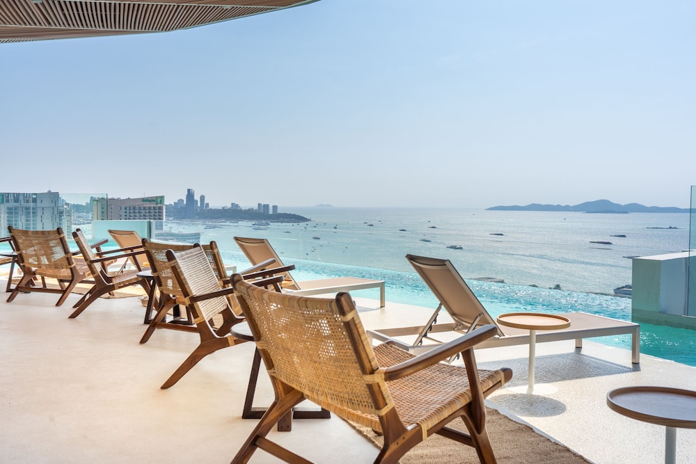 Akara Hotel Pattaya 75/82