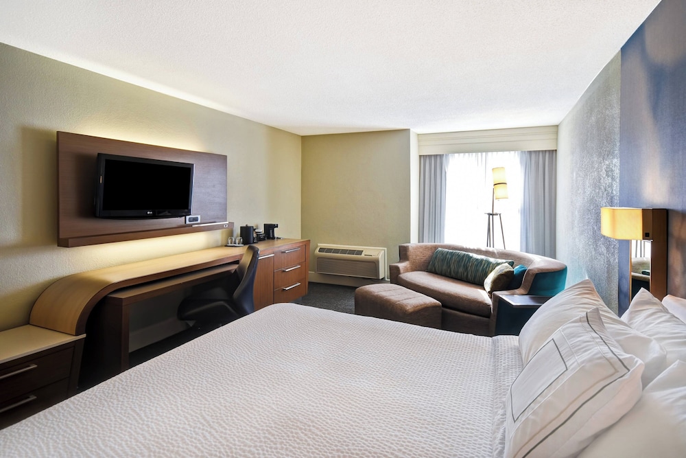 Room, King Bed, Ocean Front, Sofa, Balcony