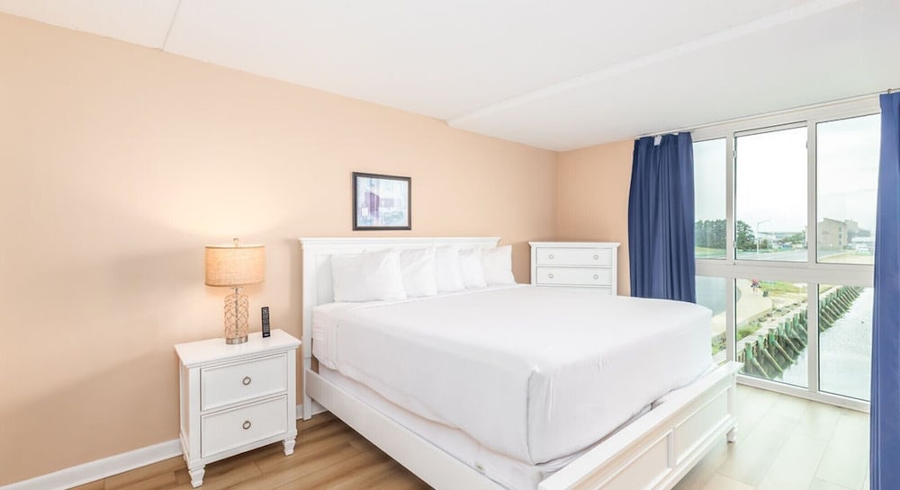 3 Bedrooms, Condo, Premium, 2 Queen and Twin Beds, Bay View, Sofa, Bay Club Resort 4/10