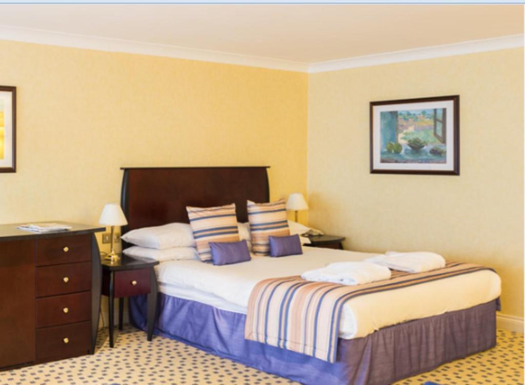 City, Double Bed, No Window
