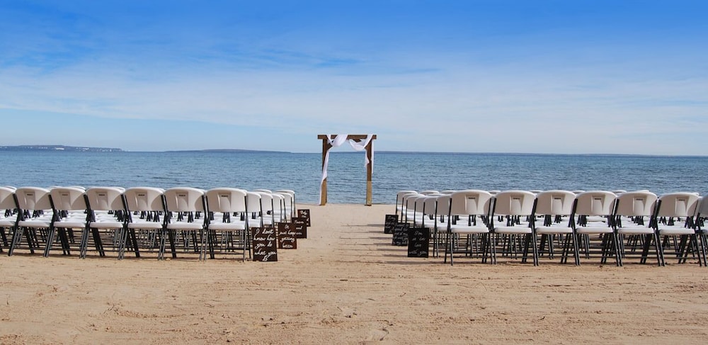 Mackinaw Beach & Bay Inn & Suites 32/51
