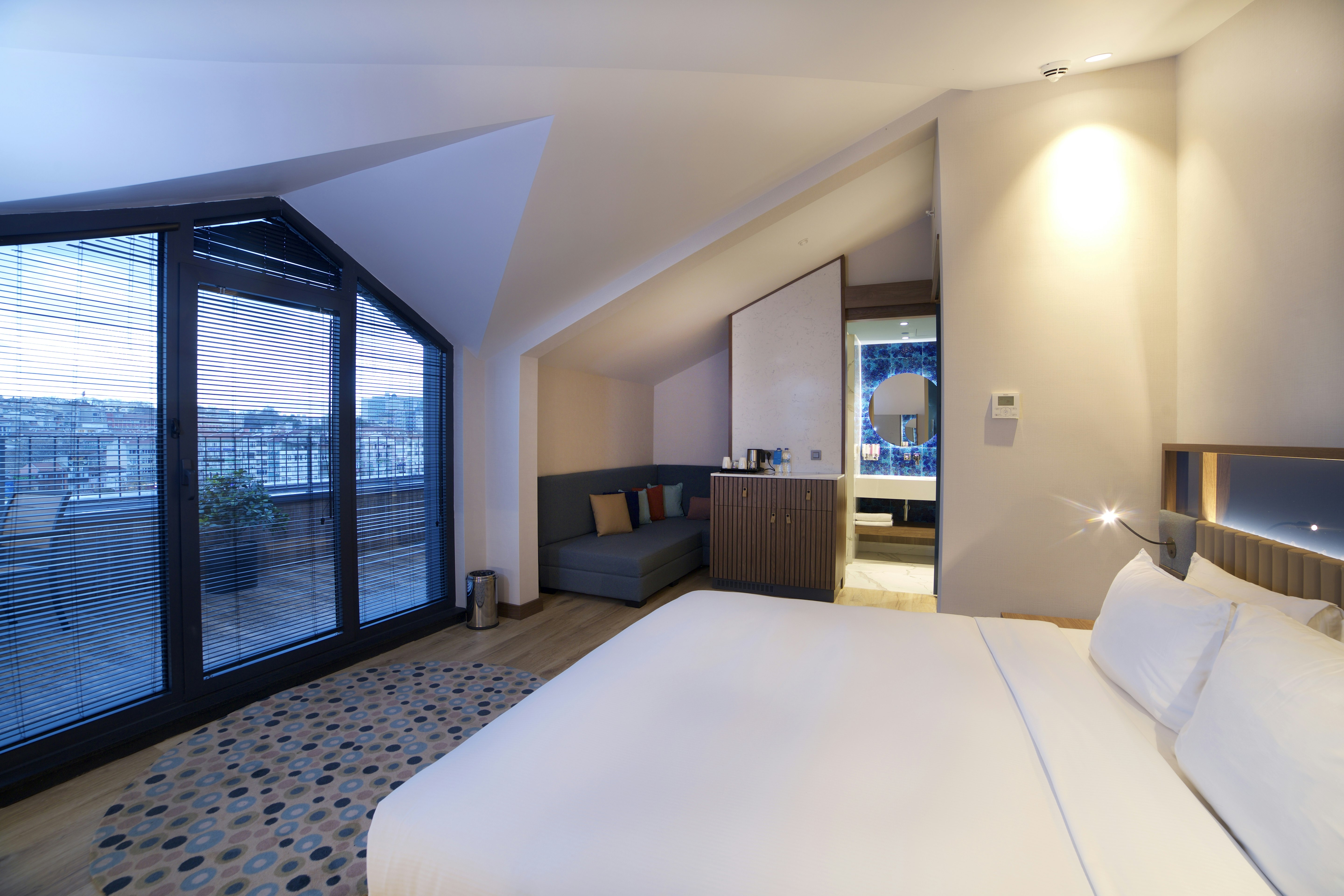 غرفة بسرير كينج بشرفة مع أريكة، Hampton by Hilton Istanbul Old City 2/10