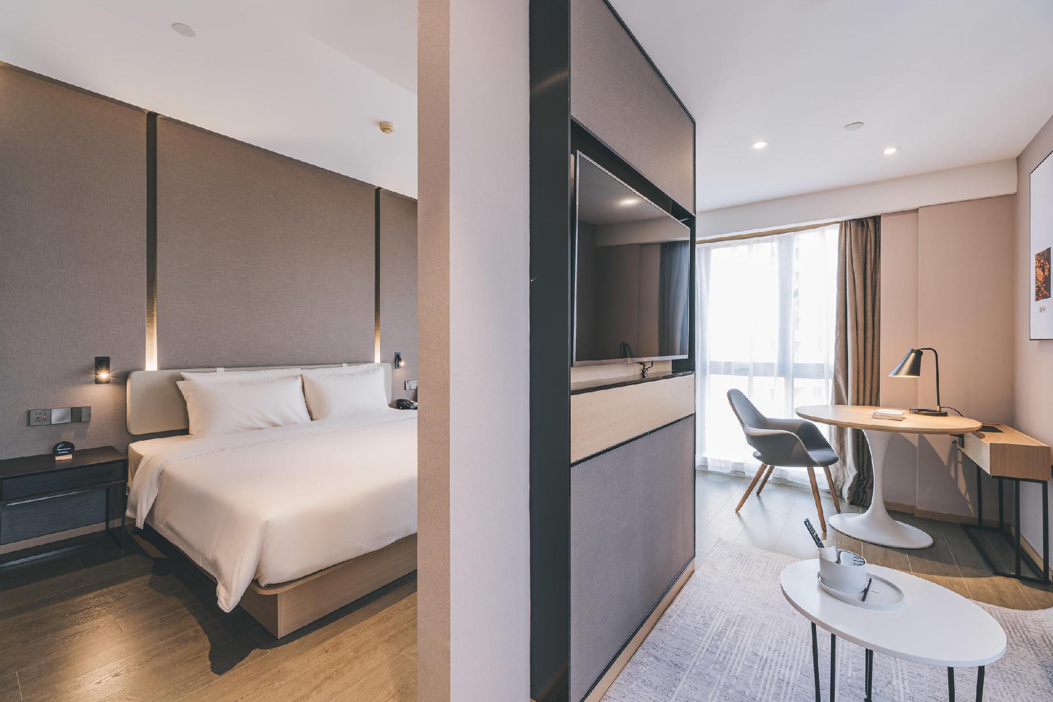 Senior, Suite, King Bed