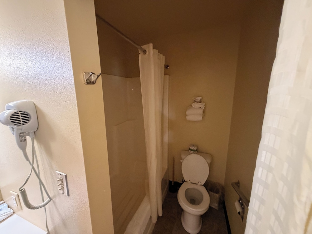 East Grand Inn Grand Forks ND I 29 64/64
