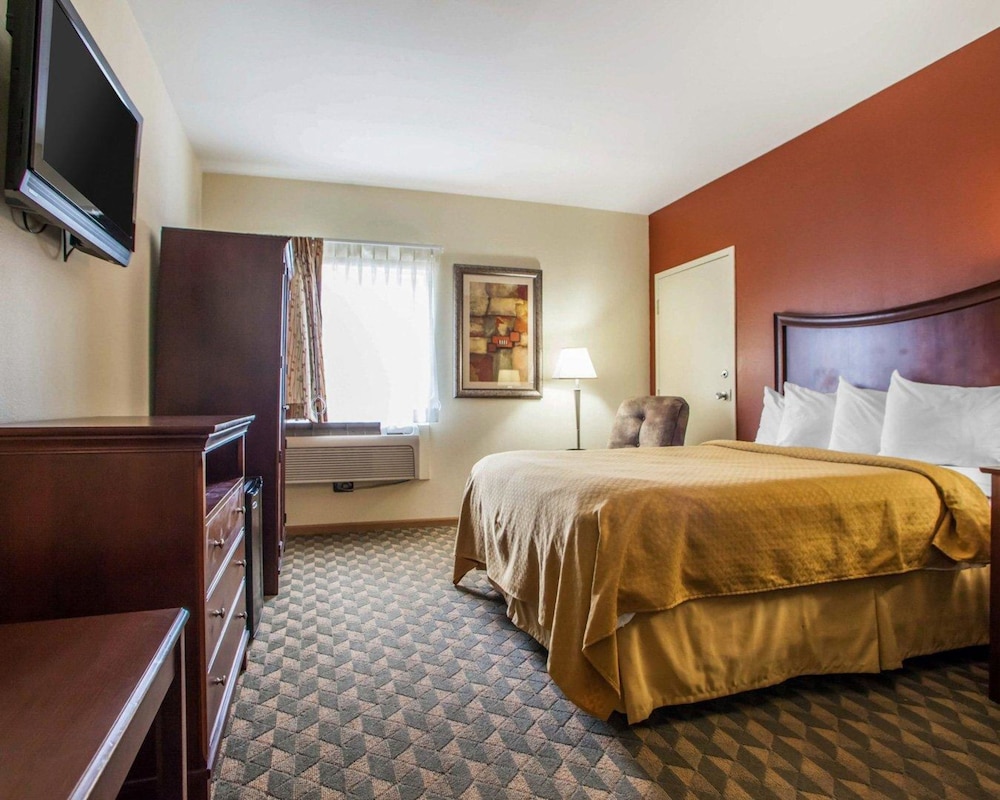 Quality Inn and Suites Ames Conference Center Near ISU Campus 10/48