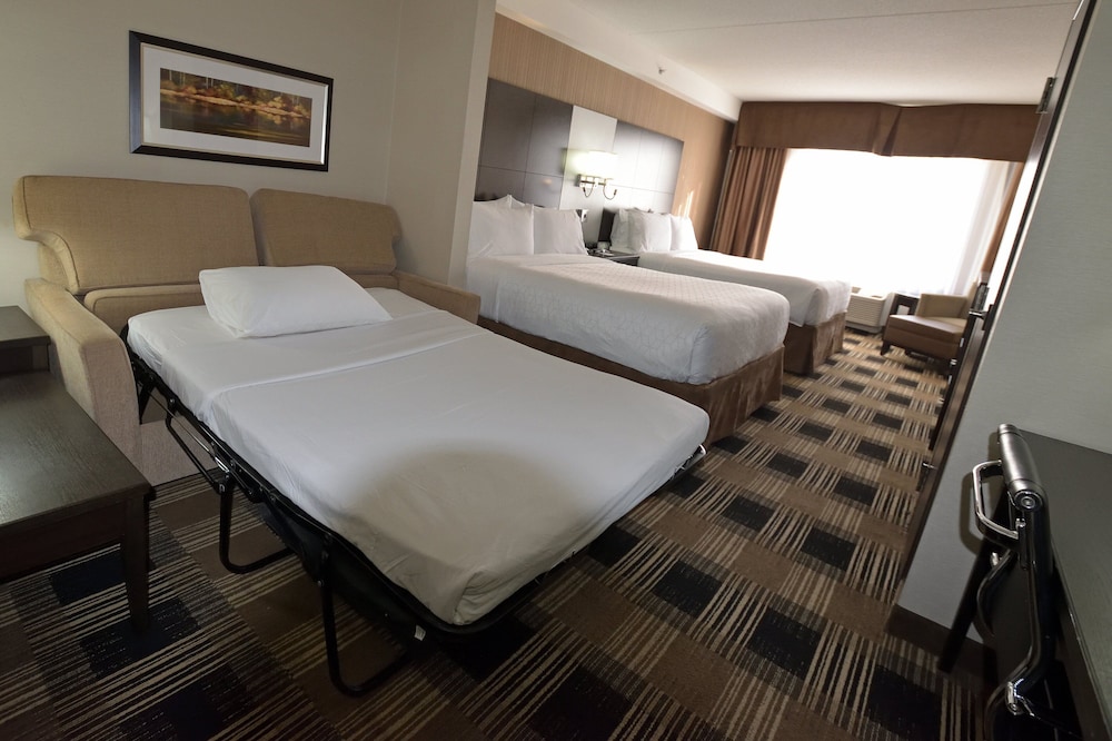 Holiday Inn Express And Suites Ottawa East Orleans 28/70