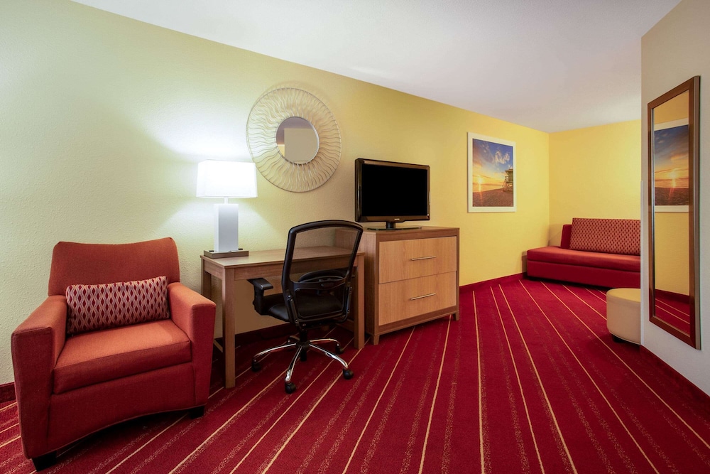 Days Inn by Wyndham Marquette 50/62