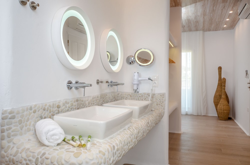 Cyano Suites 24/25