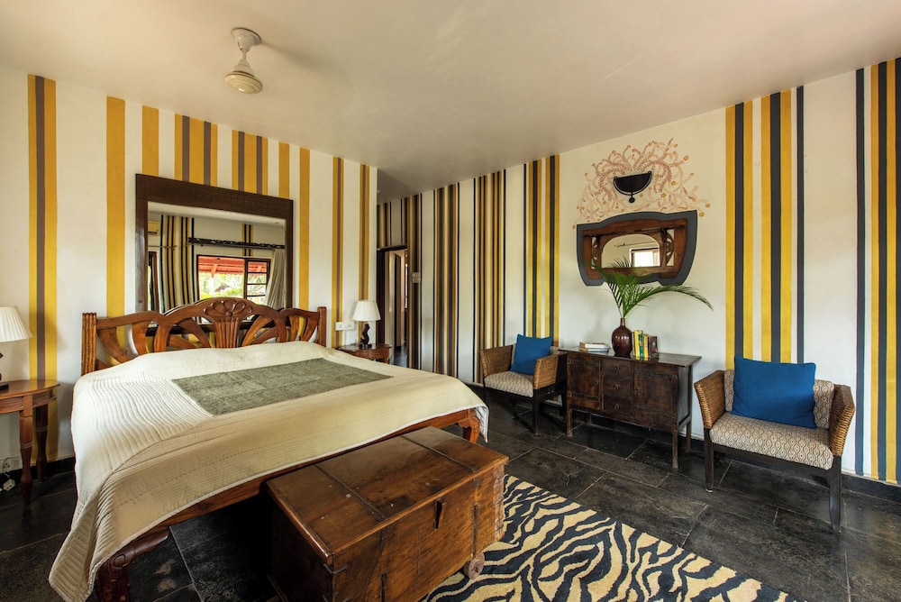 House, Queen Bed
