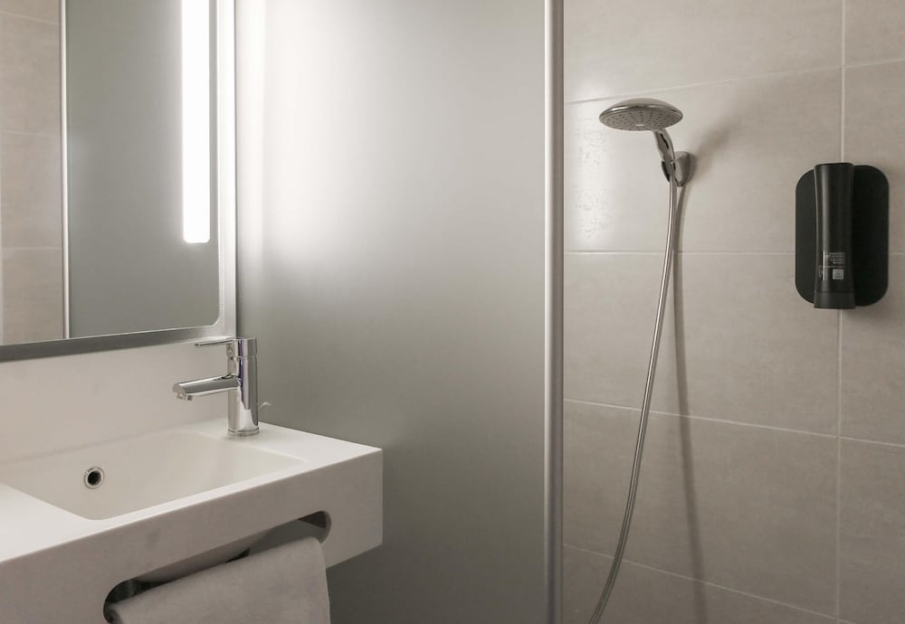 غرفة رباعية بسرير مزدوج وسريرين منفصلين، B&B Hotel Marseille Prado Velodrome 7/9
