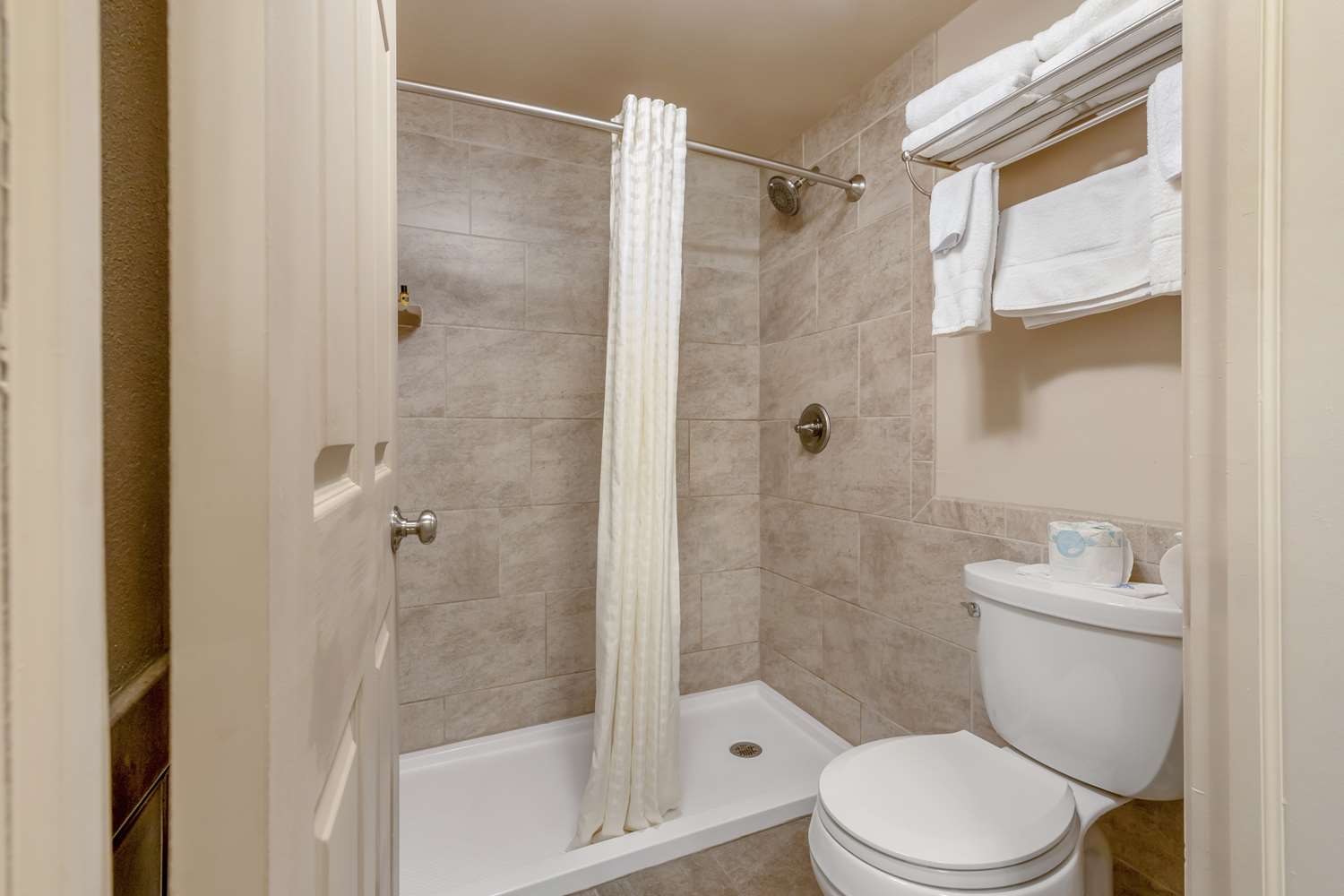 غرفة بسرير مزدوج، Best Western Plus Concord Inn 3/3