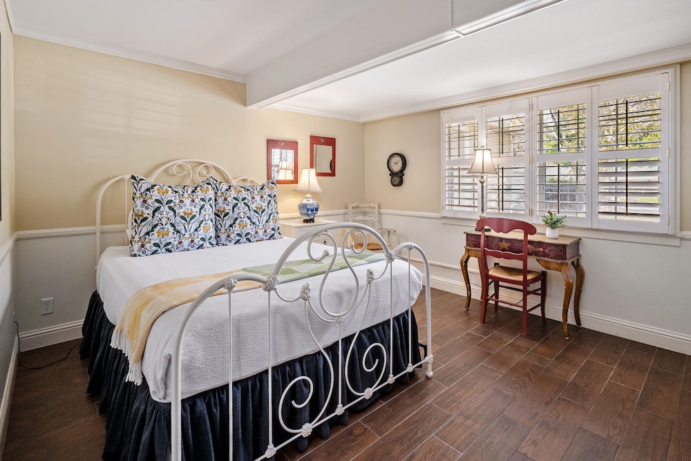 Apple Farm Inn 25/65