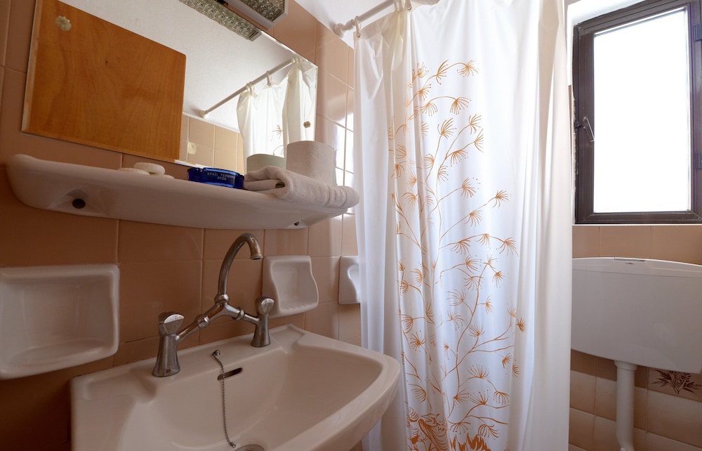 Pharos Rooms 14/72