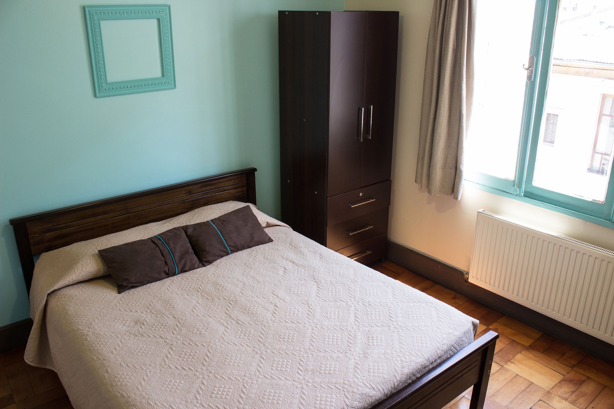 ROOM, SINGLE, SHARED BATHROOM