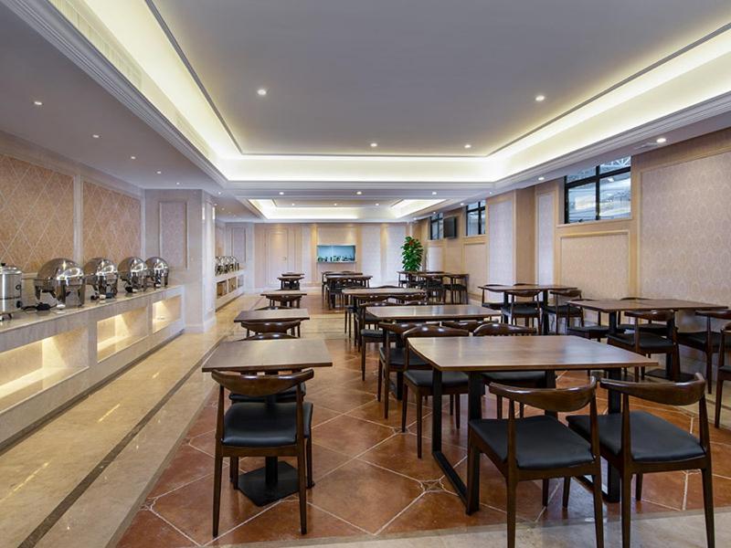 Vienna International Hotel (Dongguan Shilong Huixing Business Center) 17/17