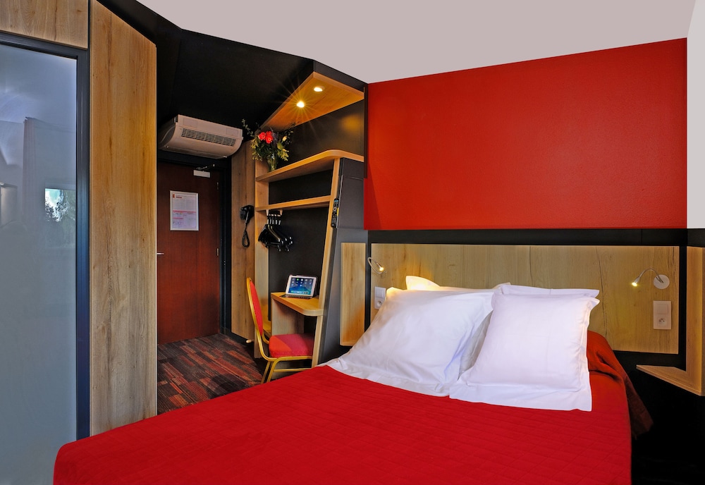 In Hotel 29/54