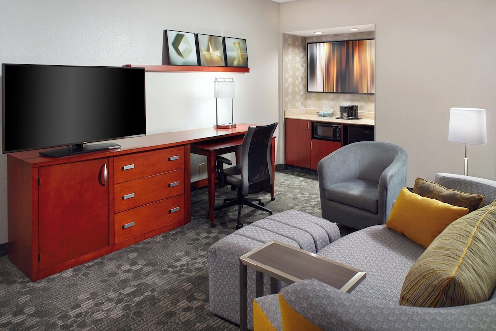 Courtyard by Marriott Greensboro 14/18