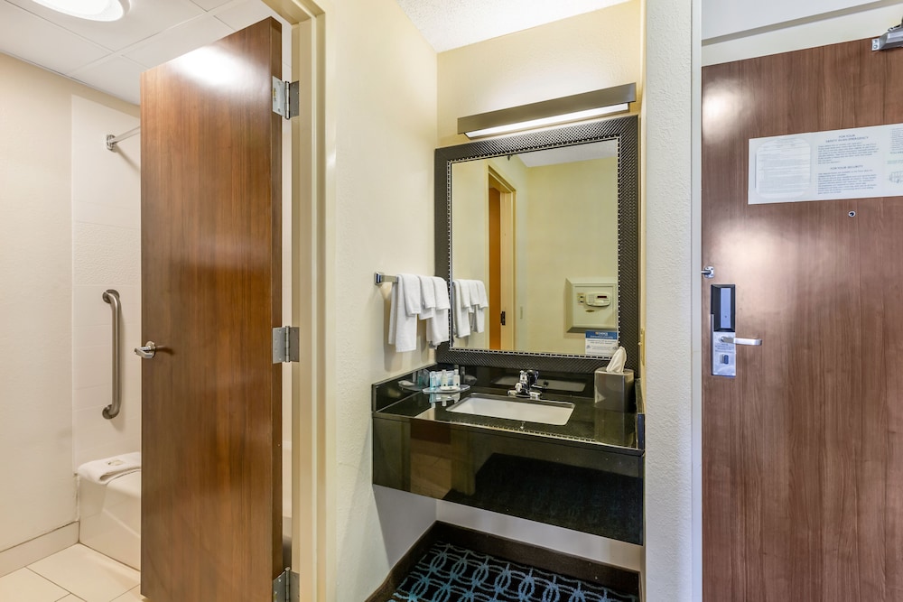 Quality Inn and Suites Sandusky 38/40