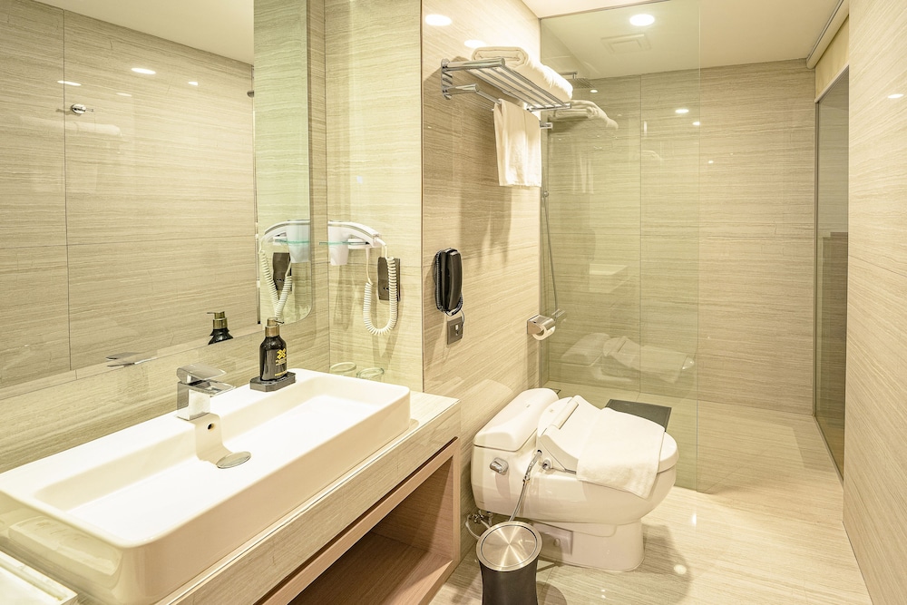 Platinum Tunjungan Hotel 48/50