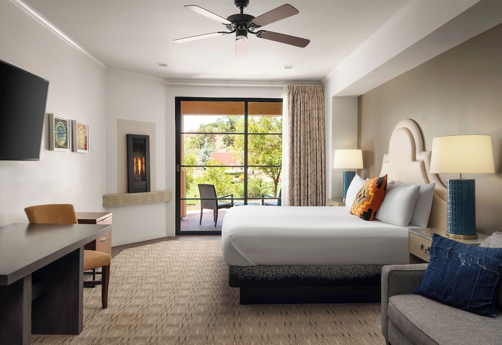 SIGNATURE, GROVE, KING BED, ACCESSIBLE