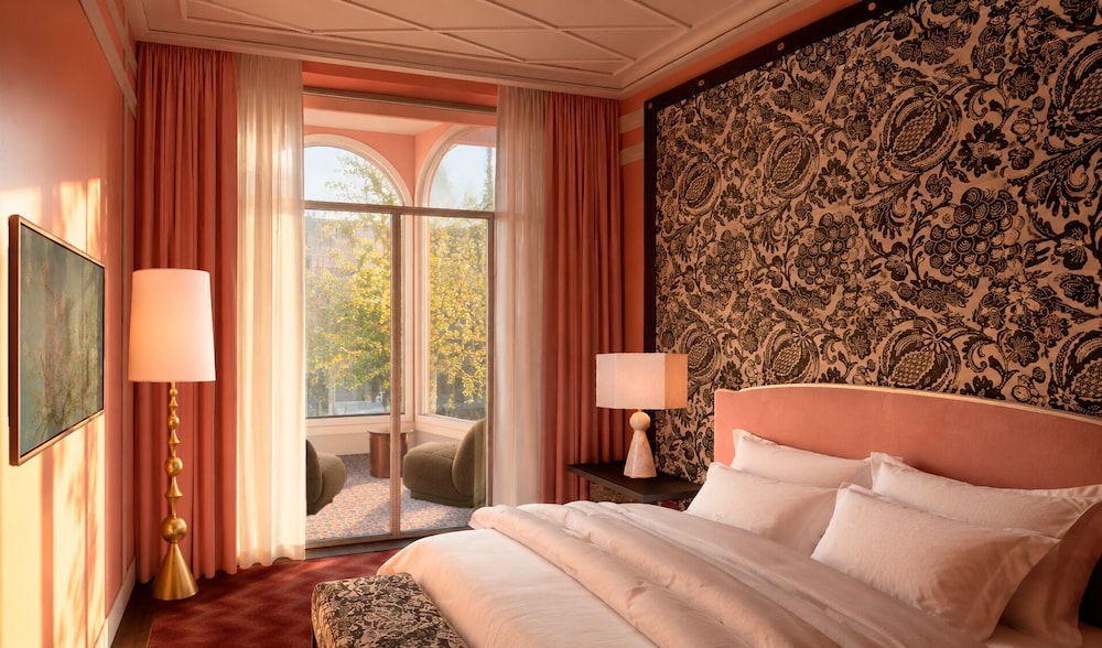 Gallery, Single, King Bed