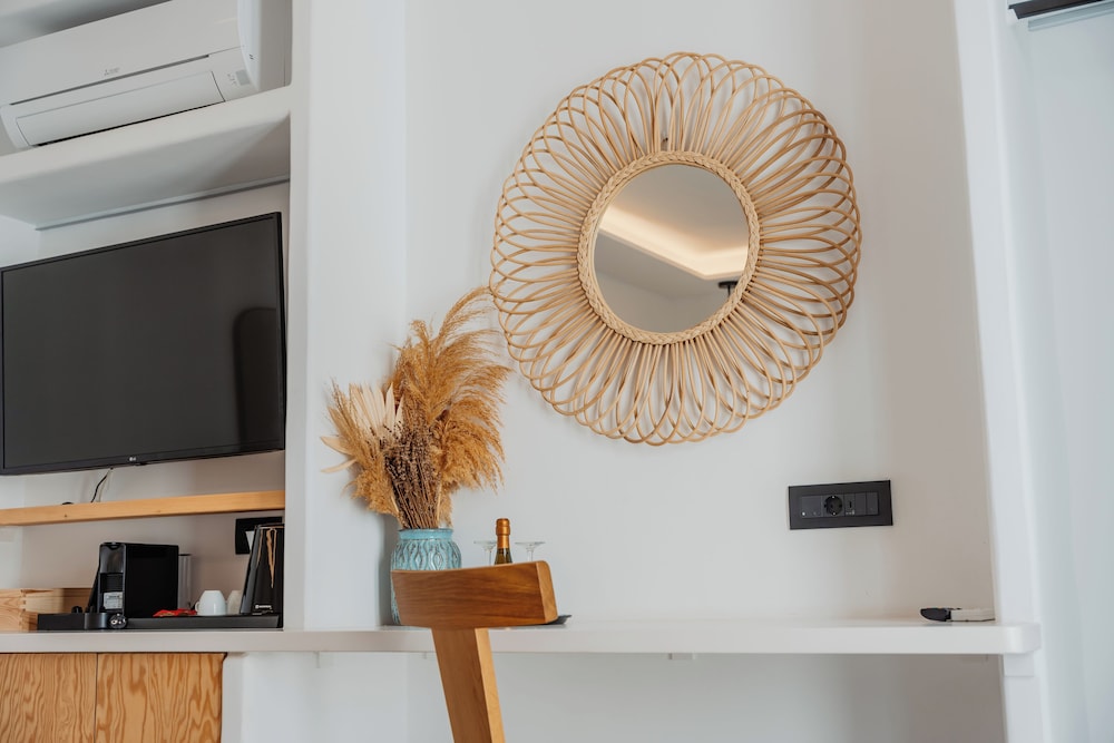 OLIVING MYKONOS LUXURY SUITES 9/50