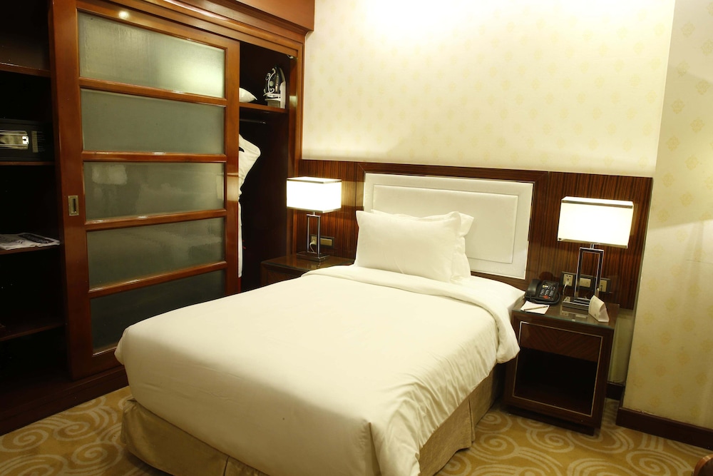 Royal Swiss Lahore 28/65