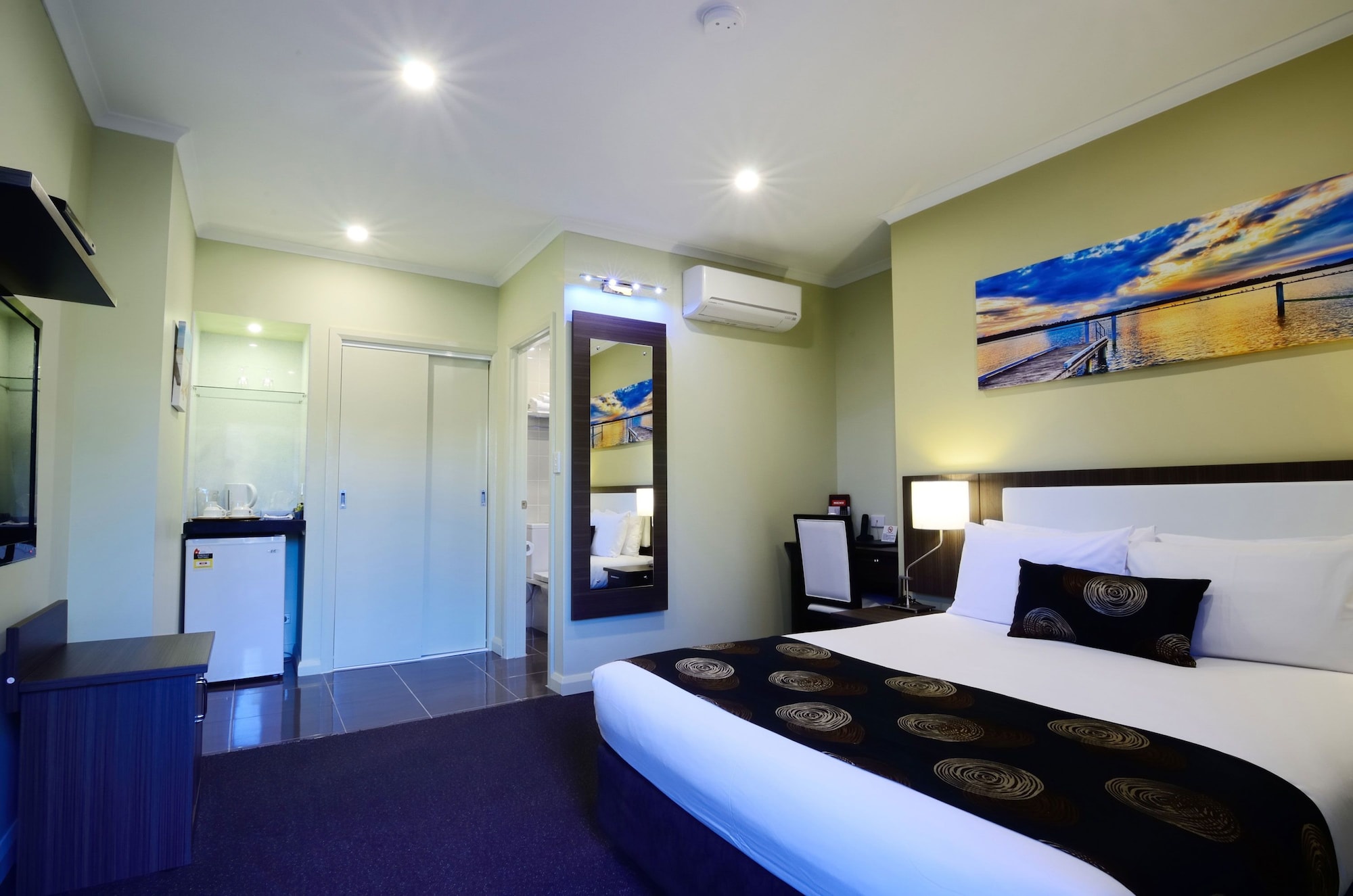 SUPERIOR, QUEEN BED