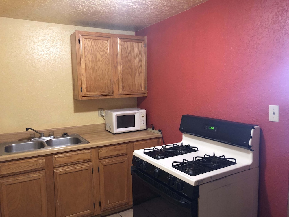 Economy Inn 19/24