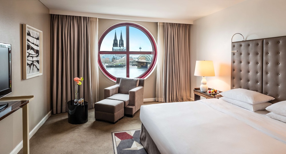 ROOM, KING BED, RIVER VIEW