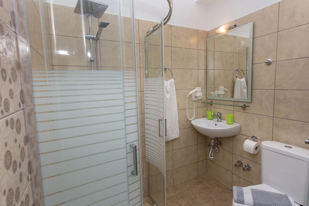 Loukas Hotel &amp; Apartments 50/50