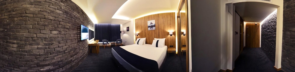 Monarch Hotel Amman 33/33
