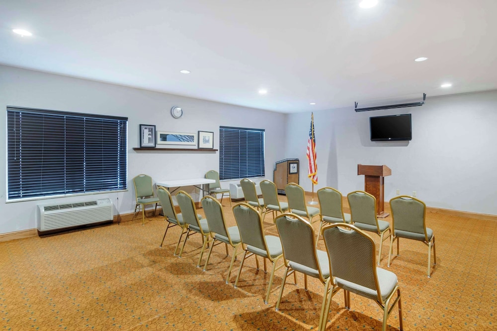 Country Inn & Suites by Radisson, Columbia, MO 37/40