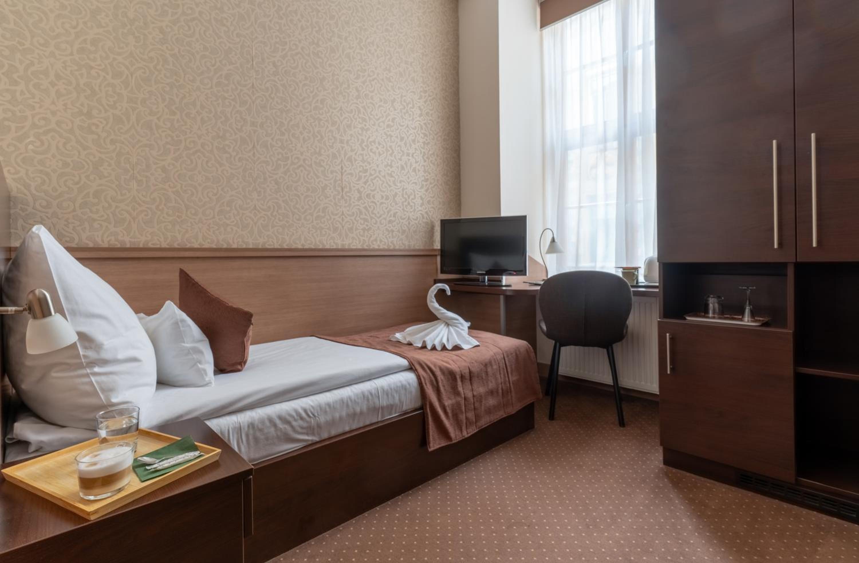 ROOM, SINGLE