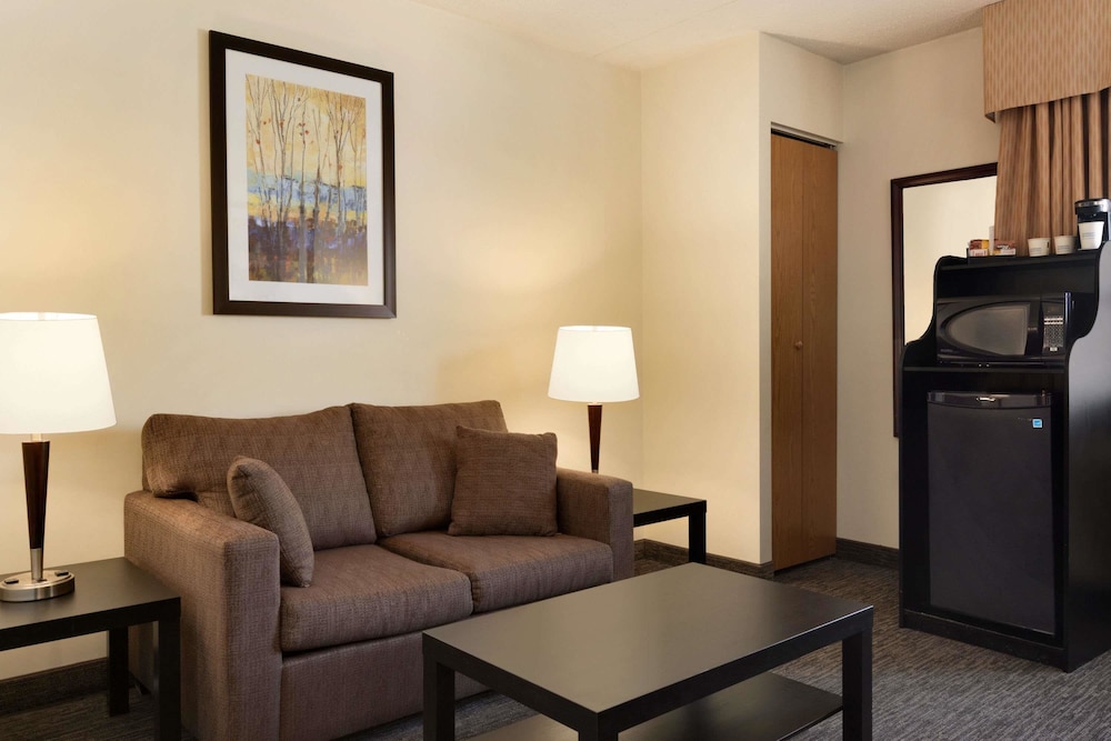 Travelodge by Wyndham Edmonton South 25/40