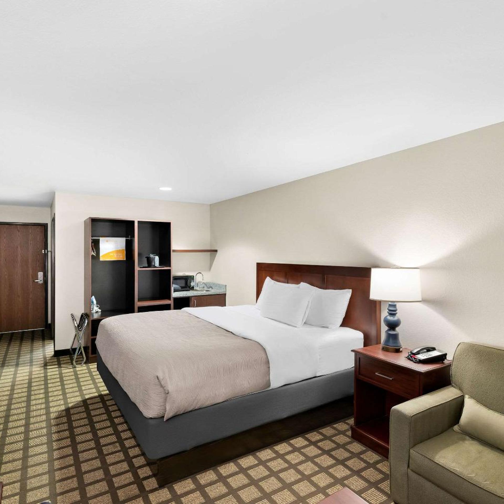 Efficiency, Suite, King Bed