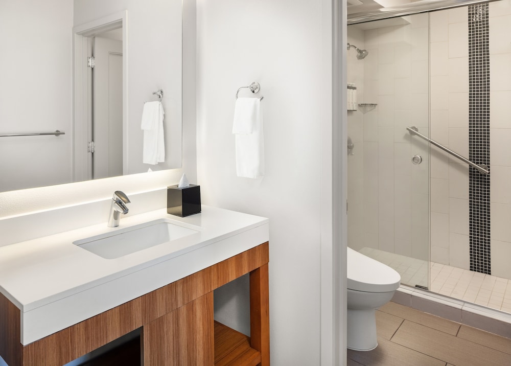 Hyatt Place Waikiki Beach 70/71