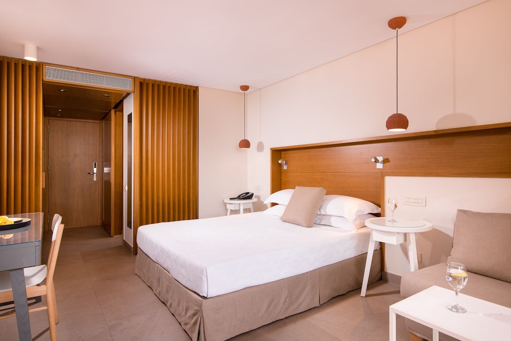 Kernos Beach Hotel and Bungalows 10/50